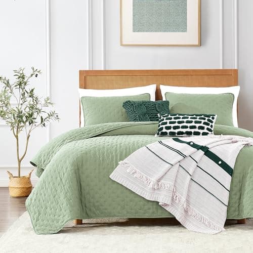 ROARINGWILD Sage Green King Size Quilt Bedding Set, Lightweight Soft Bedspread, Farmhouse Rustic Country Coverlet, Thin Cloud Comforter for Spring Summer, 2 Pillow Shams, 104x90 inches