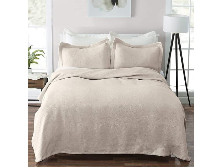 3-Piece Cotton Matelassé Bedspread Set - Image 1